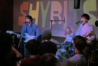 Post-punk garage rock band Shybits packs Berlin&#039;s 8MM Bar