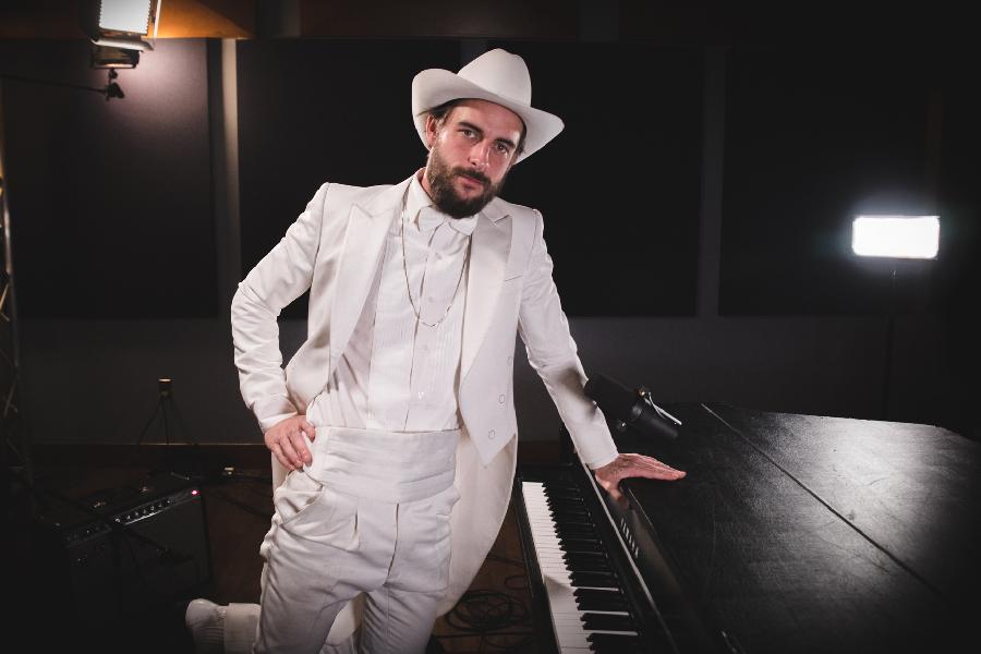 Robert Ellis Twists The ClichÃ©s Of The Traditional Saloon Player 